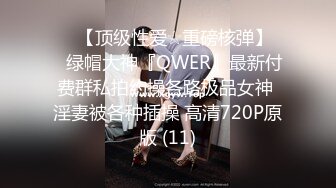   男：过来过来，嘴张开，张开张开。   精神小妹女：我怕吃到喉咙里去，吼吼吼