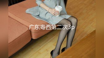 【新片速遞】 KTV女厕全景偷拍穿着连体衣的少妇把裆部往边上一扒拉就开尿