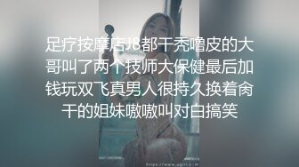 屌丝门缝下偷窥女邻居洗澡在手淫❤️故意压着嗓子淫笑了几声,妹子瞬间动作僵硬住了