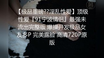 联通女业务员拿着手机给客户介绍时被恶搞突然自动播放她洗澡的视频