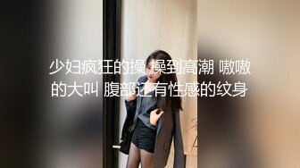 两个妹子脱光衣服练习完模特步就被眼镜小哥双飞