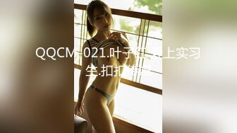 【新片速遞】00后小姐妹在床上一起伺候小哥，口交大鸡巴舔乳头，互相抚慰玩弄骚穴和奶子，让小哥床上床下各种抽插爆草