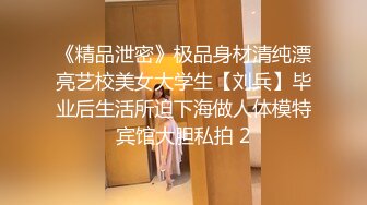 露脸抄底没穿裤衩的长发披肩妹子逛街